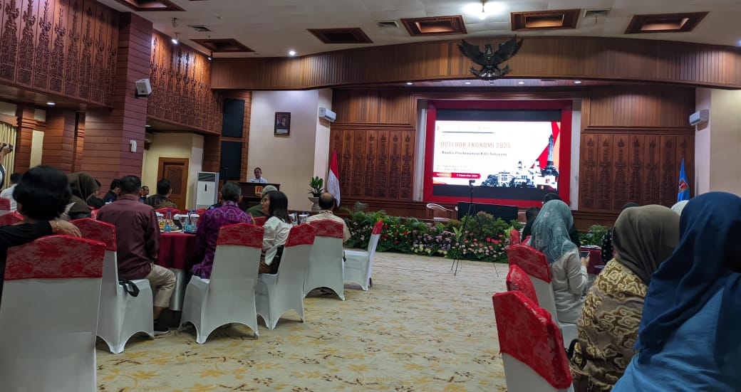 Diskominfo Kota Semarang mengikuti kegiatan Outlook Ekonomi Semarang 2025 dengan tema "Membidik Peluang di Balik Tantangan Perekonomian 2025"